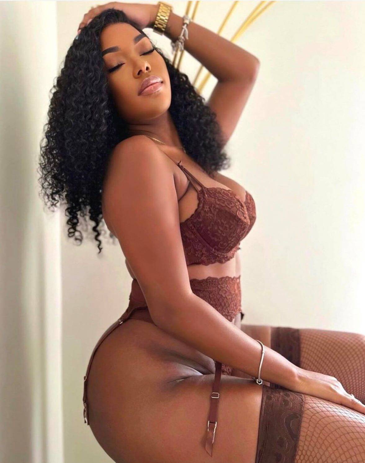 Sefaköy Escort Bayan Mehtapla Parlayan Geceler